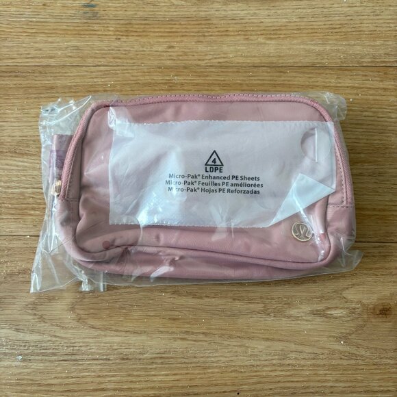Lululemon Athletic Everywhere Belt Bag 1L Woodmark NWT Pink Magenta Smoke Haze - Picture 1 of 6